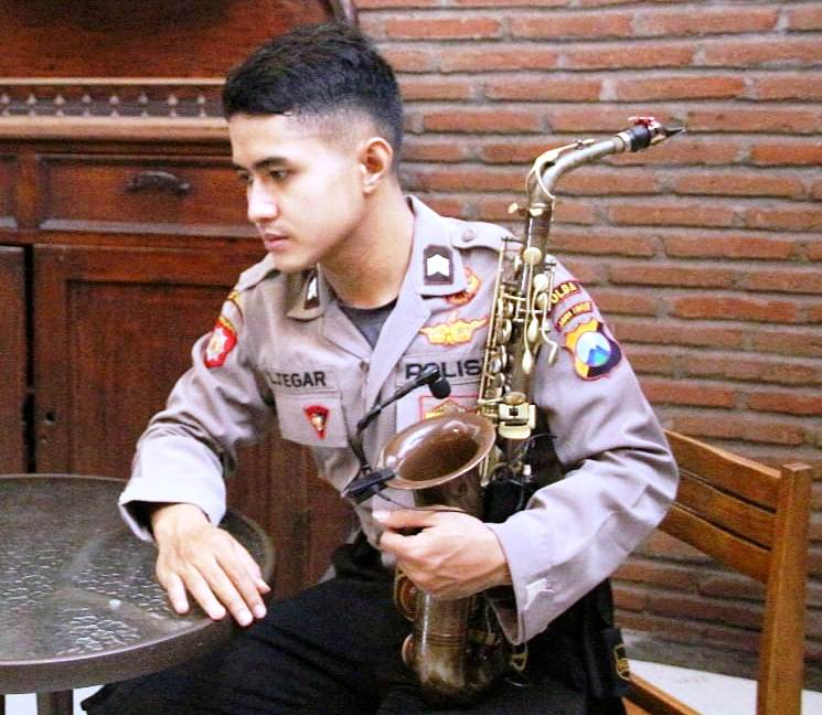 Briptu Luki Polisi Ganteng Lumajang Jago Main Saxophone