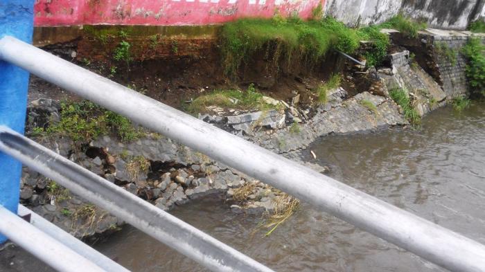Plengsengan Sungai Kaliasem Gambiran Ambrol