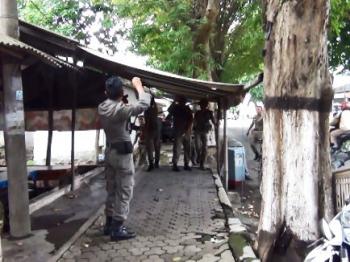 Masih Nekat Jualan di Trotoar, Petugas Gabungan Bongkar Paksa Bangunan PKL