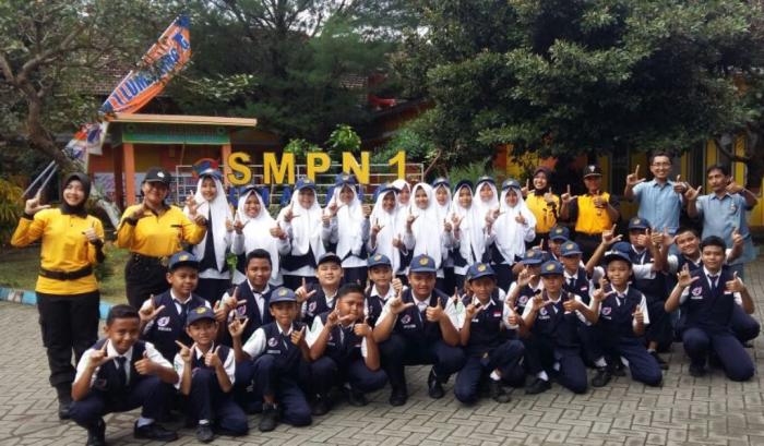 6 Polwan Cantik Jadi Tutor PBB di SMP Negeri Lumajang