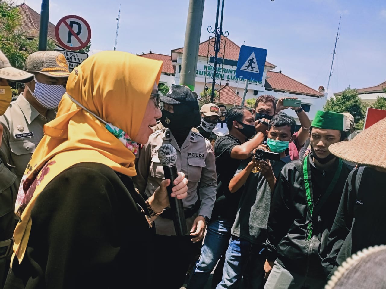 Bunda Indah Lumajang Temui Pendemo dan Jawab Aspirasinya