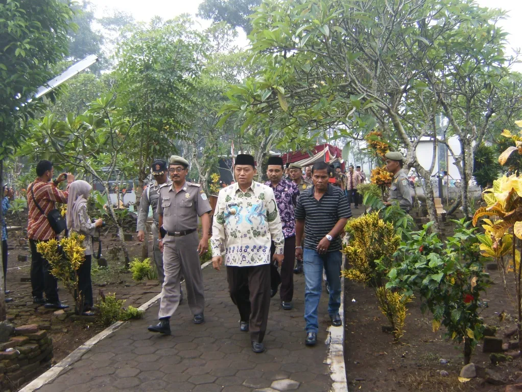 Warga Sambut Bupati Nyekar Ke Situs Biting
