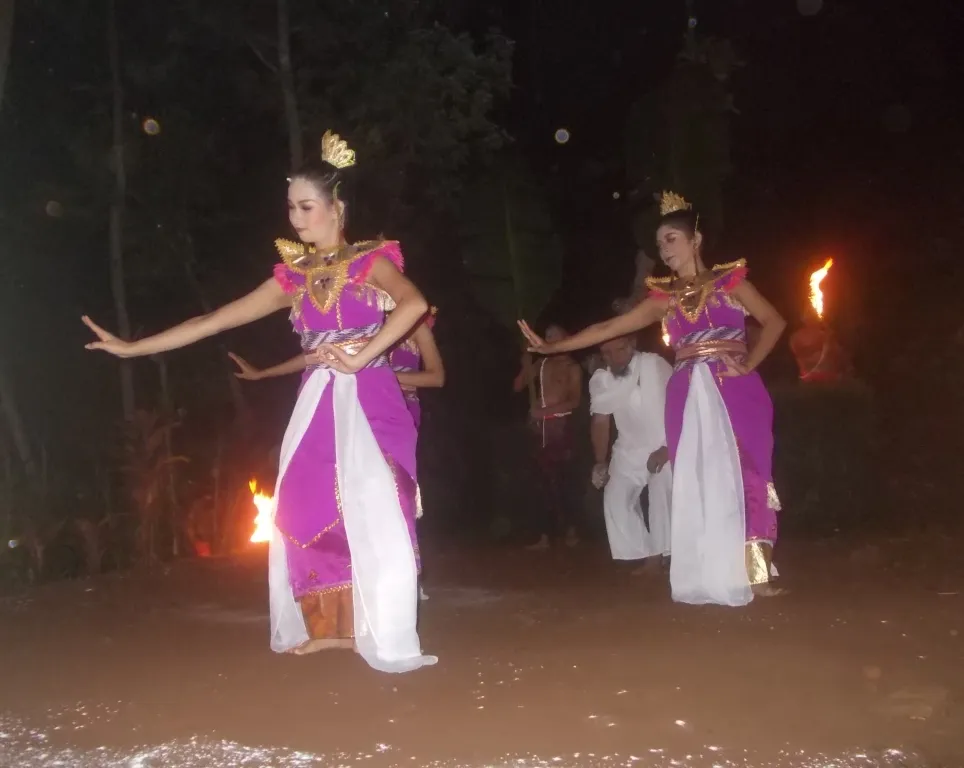 Penari Berakasi di Benteng Kerajaan Lamajang Tigang Juru