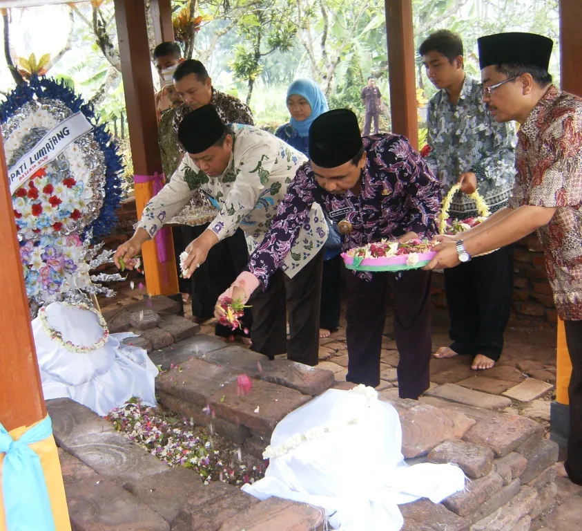 Jelang Harjalu, Bupati dan SKPD Nyekar Di Makam Raja Lamajang