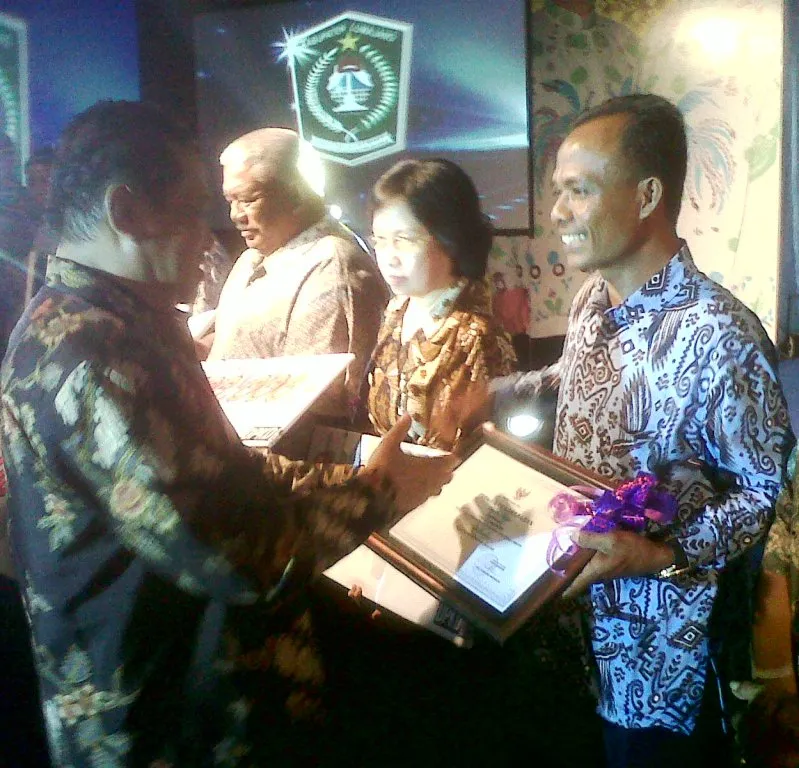 Paimin AP, Dapat Anugrah Camat Patuh Pajak 2012