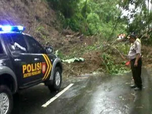 Jalur Lumajang-Malang Kembali Longsor