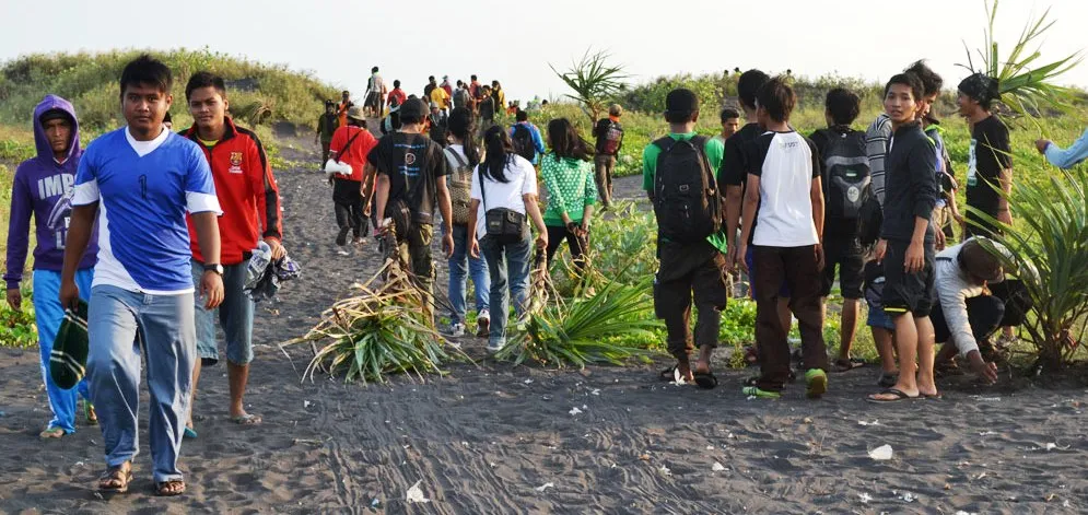 Peringati Hari Air se-Dunia, Ratusan Aktifis Lingkungan Tanam Pesisir Pantai Selatan