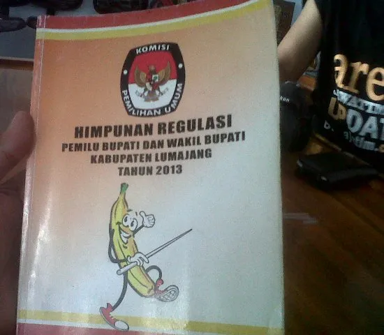 Ratusan Buku Regulasi KPU Lumajang di Edit Manual