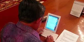 Jawab Pertanyaan Masyarakat di Twitter & Facebook, SBY Jawab Via Youtub