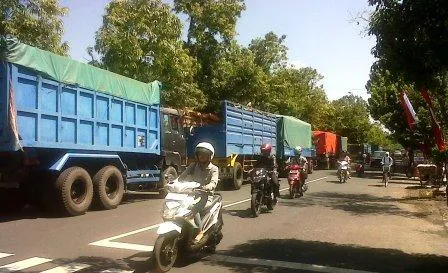 Sebelum SBY Melintas, Truk-truk Angkutan Pasir Dihentikan Melintas