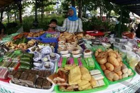 Omzet Penjual Takjil di Alun-Alun Lumajang 100 Persen
