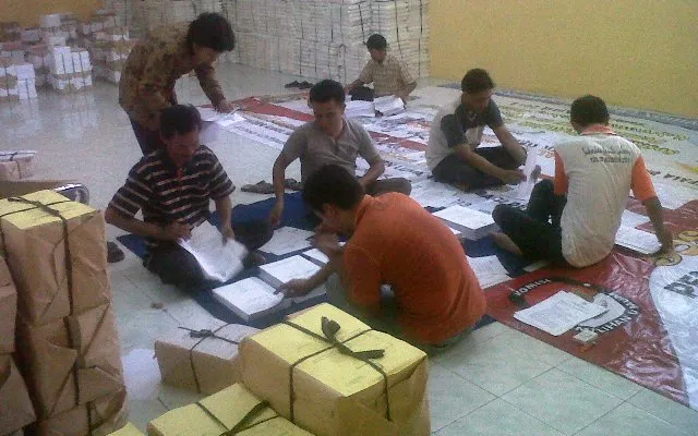KPU Lumajang Mulai Distribusikan Logistik Pilgub Jatim