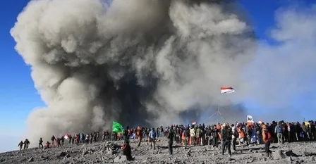 Terjadi Badai, Pendaki Urung Gelar Upacara Bendera Dipuncak Semeru