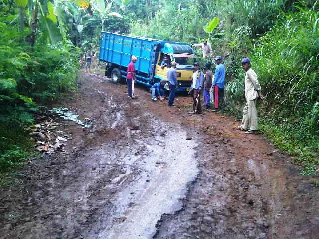 Jalan Penghubung Desa Kertowono dan Gucialit Rusak Parah