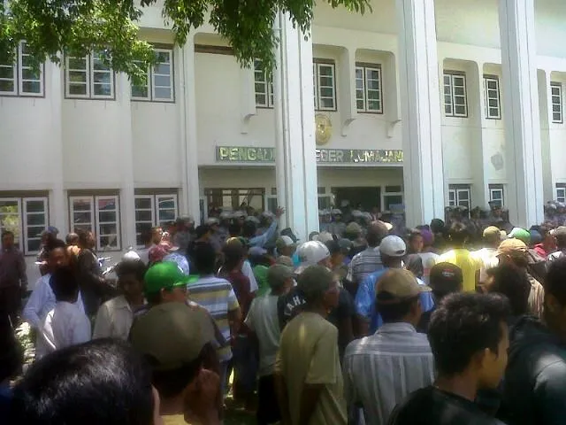 Ratusan Pendukung Kades Pandan Arum, Luruk Kantor PN Lumajang