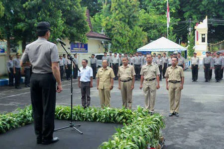 Kapolres Lumajang Beri Penghargaan Pada Pemenang Lomba Siskamling