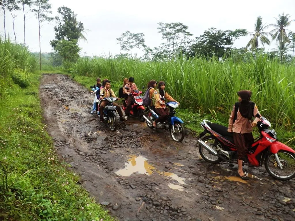 Jalan di Gucialat Banyak Yang Rusak, Warga Pertanyakan Wakil Rakyat dan Pemkab