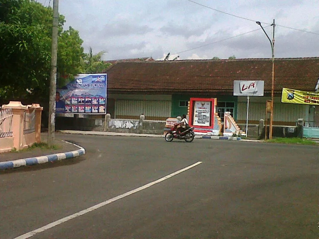 Tegas, Melintang Jalan Satpol PP Copot Banner Caleg DPRD Jatim dari Gerindra