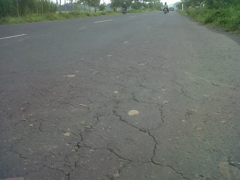 Truck Tronton Pasir Pindah Ke JLT, Aspal Mulai Retak dan Jalan Terancam Rusak