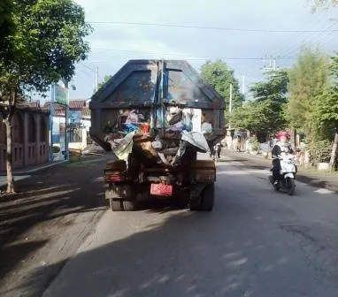 Mobil Kebersihan DLH Lumajang Bikin Kotor Jalan Raya