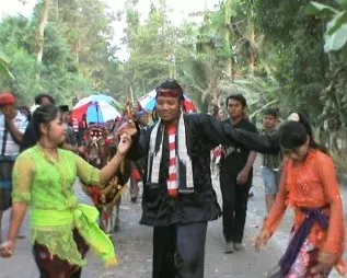 Jelang Idul Adha, Sapi Merah di Karak Keliling Desa