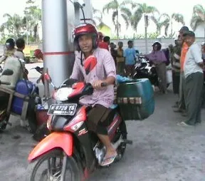 Isu Kenaikan BBM Menuai Antrian Panjang di SPBU Sukodono Lumajang