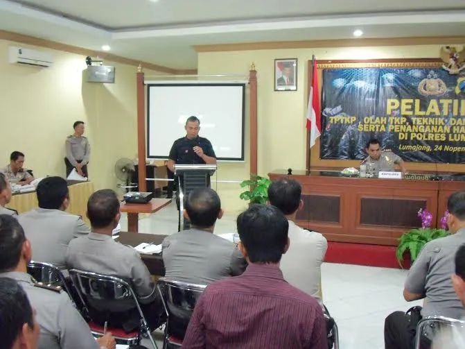 Tim Gegana Latih Perwira Polres Lumajang Kebal Bondet