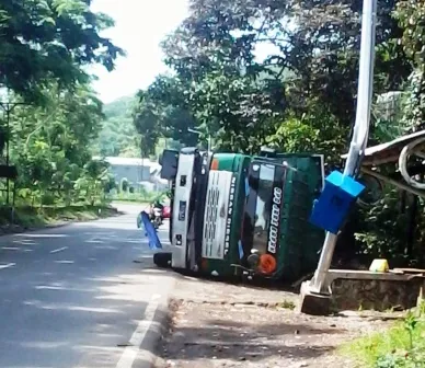 Truck Tronton Sarat Muatan Pasir Terguling