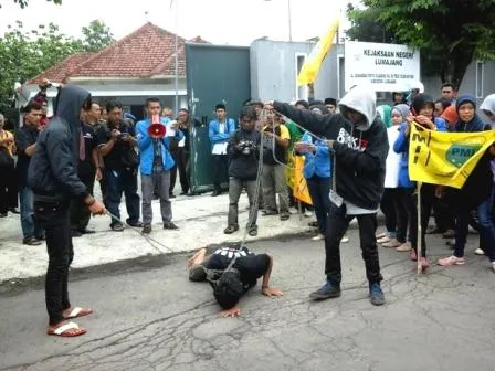 Sambut Hari Anti Korupsi, PMII Baca Surat Terbuka di Depan Kejaksaan Lumajang