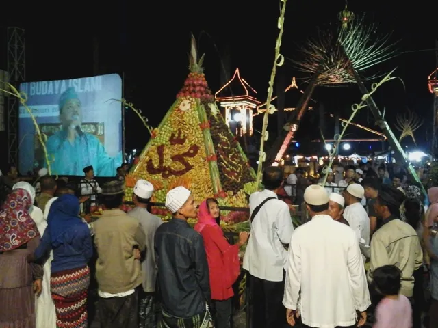 Tumpeng Raksasa Berlafadz Muhammad di Pendopo Jadi Perhatian Peserta Pengajian