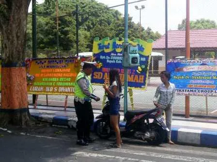 Dua Pengendara Cewek Imut Ditilang Aiptu Maryanto di Depan Pendopo
