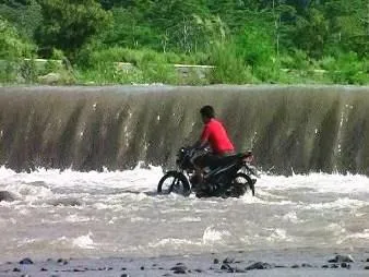 Belum Surut Total, Warga Nekat Nyebrang Sungai Rejali