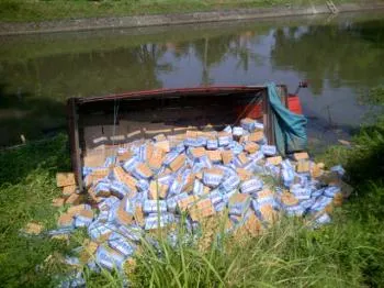 Truk Angkut Air Mineral Global Terjun Bebas ke Sungai Bondoyudo