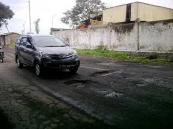 Hati-hati Rek..!! Tempeh-Sumbersuko Banyak Jalan Berlubang dan Rusak Parah