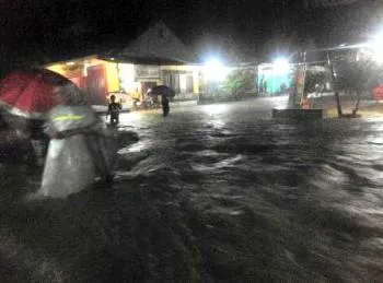 Hujan Deras, Tempursari Dikepung Banjir Se-Lutut Orang Dewasa
