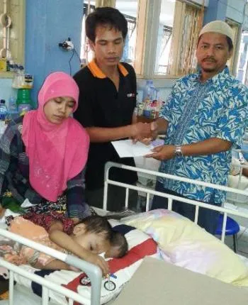 Fraksi Demokrat Lumajang Jenguk dan Bantu Aditya Yang Sakit di RS. Soetomo Surabaya