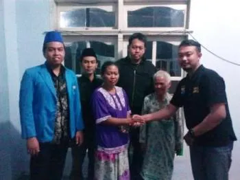 Didampingi, Pimred Lumajangsatu.com Sampaikan Bantuan Biaya dari Pembaca Untuk Salim dan Tosan