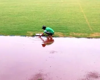 Ada Genangan Air di Lintasan Lari Stadion Semeru Di Laga LPL, Cak Totok Benahi Drainase
