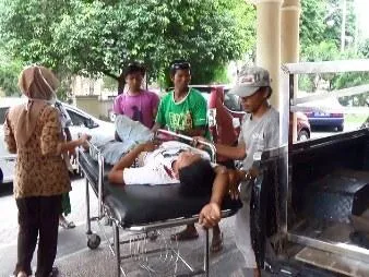 Tersengat Listrik, Kuli Bangunan Terjatuh dari Atap Ruko