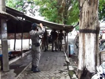 Masih Nekat Jualan di Trotoar, Petugas Gabungan Bongkar Paksa Bangunan PKL
