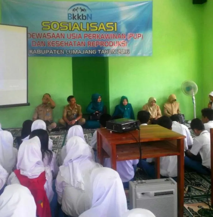 Gandeng BKKBN, TP.PKK Sosialisasi Usia Pernikahan di SMKN Senduro