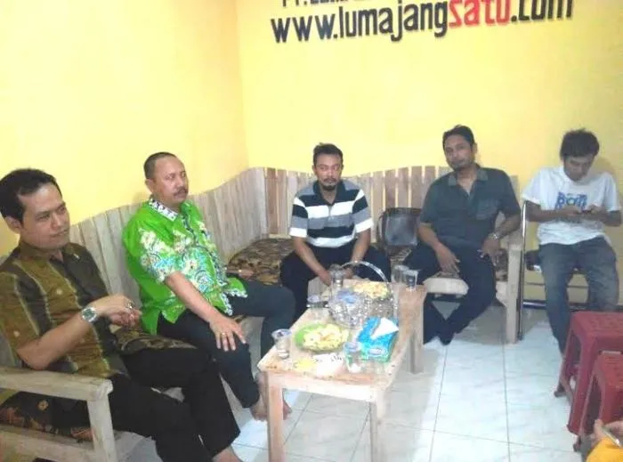 Berkunjung ke Redaksi lumajangsatu.com, Bang Poer Berdiskusi Potensi Lumajang