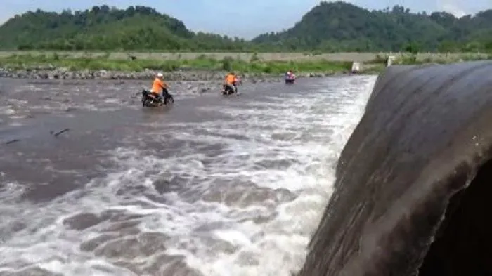 Meski Masih Deras, Warga Nekat Nyebrang Aliran Lahar Semeru