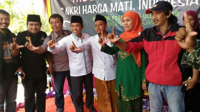 Mensos Khofifah Ikut Populer Salam I Like Lumajang saat di Ponpes Ulul Albab