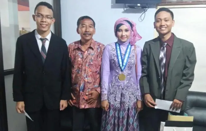 Ketua Komite Beri Reward 3 Siswa Berprestasi SMAN 3 Lumajang