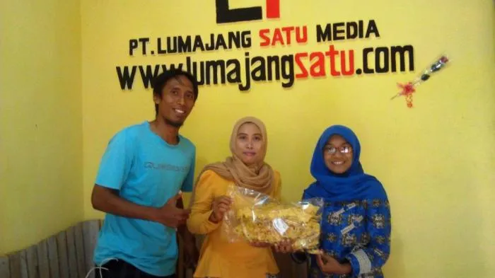 Libur Kompetisi, Slampet Sampurno Bantu Bisnis Istri Jualan Rempeyek Lestary di Bulan Puasa