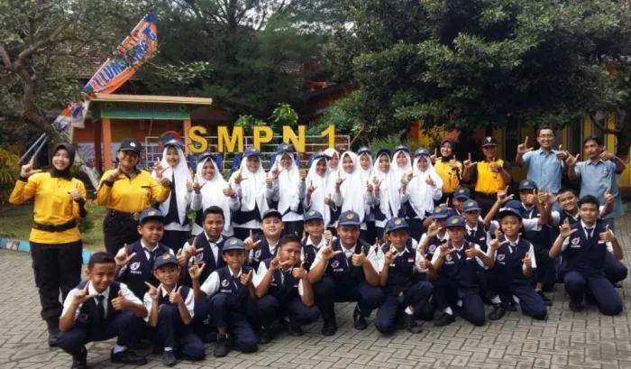6 Polwan Cantik Jadi Tutor PBB di SMP Negeri Lumajang