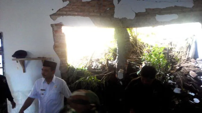 Bupati dan Sekda Tinjau dan Sambangi Korban Tanah Longsor