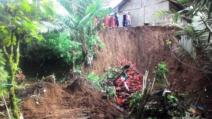 Hujan Deras 15 Titik Longsor Terjadi di Desa Tamananyu-Pronojiwo, 4 Rumah Ambruk