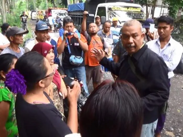 Uang Kompensasi Tak Dibayar, Puluhan Warga Jugosari Hadang Truck Pasir PT. Pasirindo Perkasa